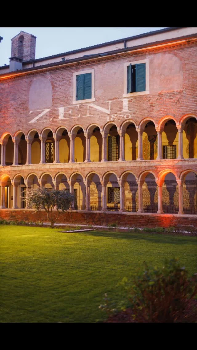 Un evento speciale in una Location meravigliosa. 

Cantina @zeni1870  per @vinitalyofficial .

Un grazie particolare a tre fratelli fantastici ,
@faustozeni @zeni.elena @federicazeni1870 

@bibliotecacapitolareverona 
@chefpartyverona 
@thiloweimar 

#magiadifiorifloraldesigne #magiadifioribardolino #weddingphotography #seratadigala #vinitalyofficial #vinitali2025 #cenadigala #veronadascoprire #verona🇮🇹 #veronainlove #allestimentifloreali #allestimentipersonalizzati #allestimenticreativi #vinoitaliano #víno #chef #cibo #degustazionevini #somelier #bardolino #lakegarda