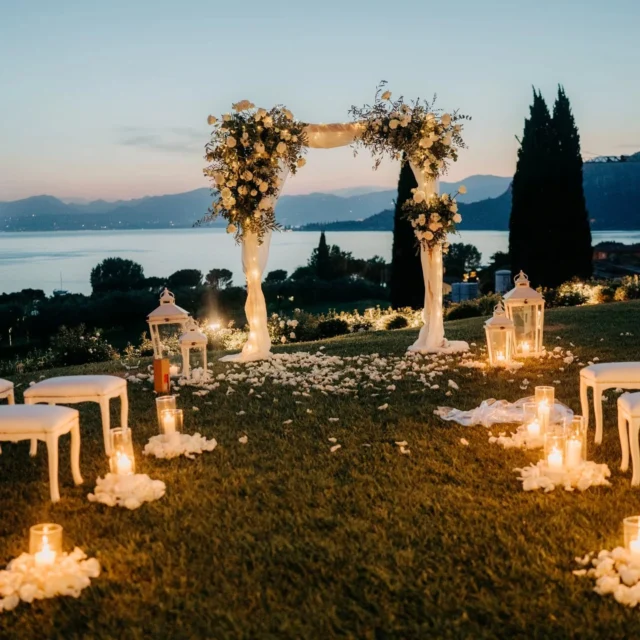 Wedding con vista 

Ph : @hegyijulialily 

#weddinglook #weddigday #weddingluxury #weddingwatercolor #weddingdestinations #weddingusa #wedding #weddingdecor #weddingverona #wegginglakegarda #magiadifiorifloraldesigner #weddingphotography #weddingplenner #weddinglagodigarda #weddingplenner #wedding #weddinginspiration #weddingcake #vistalago #lakeweddings #lakewedding #lakegarda #lakegardainlove #lakegardaweddings #gardasee